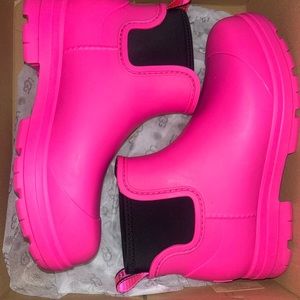 Pink Ugg rain boots size 9 women. In good condition barely worn still in box.